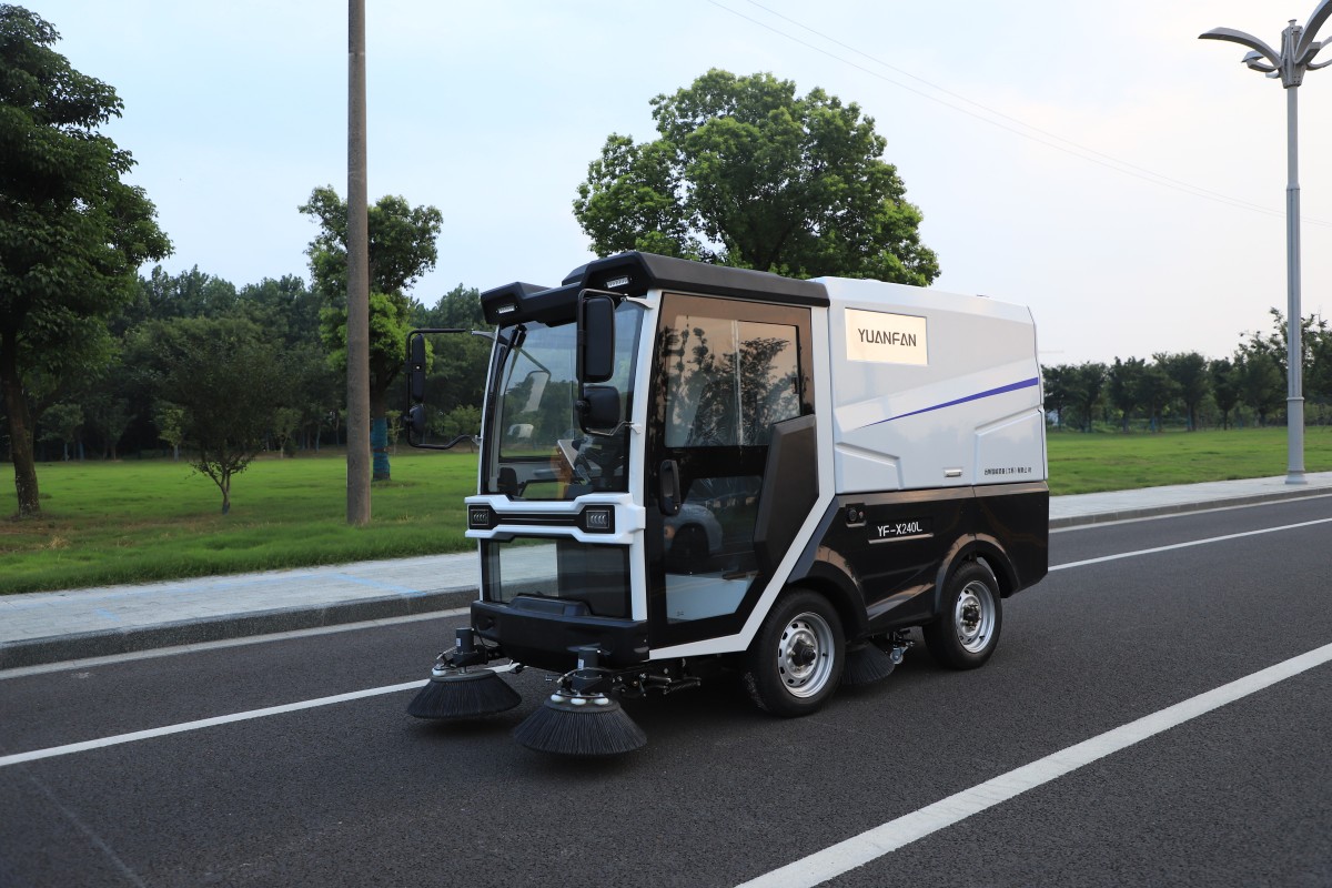 YF-X240L 锂电动力纯吸式四轮240L扫路车